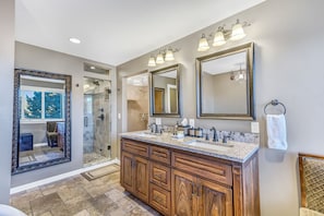 Combined shower/bathtub, free toiletries, hair dryer, towels