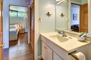 Combined shower/bathtub, hair dryer, towels, soap