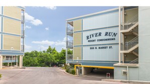 Un immeuble sur lequel on peut lire l’inscription suivante : « River Run Resort Condominiums, 500, rue N. Market ».