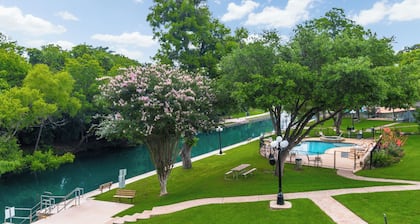 Comal Riverfront Propriété avec piscine! Marcher au centre-ville! River Tubes inclus!