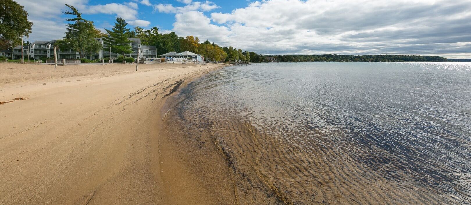 På stranden