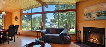 Solfylt, arkitekttegnet hjem med fantastisk dekk og to koselige peiser