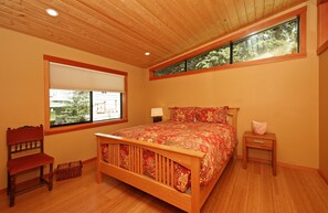 3 habitaciones, escritorio y tabla de planchar con plancha