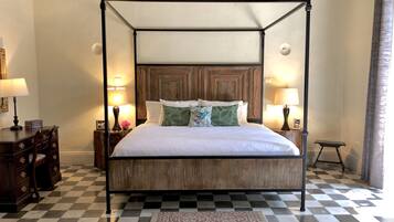 4 chambres, coffres-forts dans les chambres, bureau