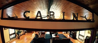Fabulous Mountain Cabin beboste woning - onderhoudende woonkamer