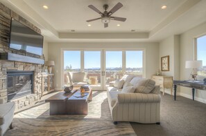 تلفزيون ذكي، مدفأة، مشغل دي في دي، كُتُب