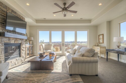 Relaxing, Coral Ridge R&R! Pools Across the Street. Overlooking the Fish Pond