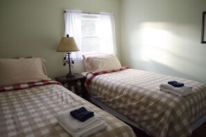 3 bedrooms, desk, iron/ironing board, travel cot - Entire village home-large deck-fast internet (Lake Placid)