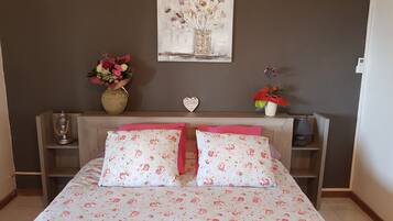 3 bedrooms, iron/ironing board, travel cot, free WiFi