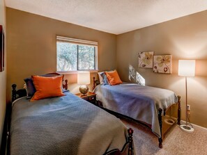 2 عدّة غرف نوم ومكواة/لوح كي وواي فاي مجانًا وملاءات أسرّة