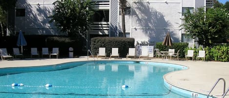 Una piscina al aire libre, una piscina climatizada
