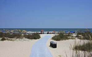 Playa en los alrededores, camastros y toallas de playa 