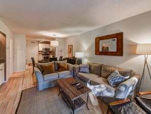 Smart-tv, een dvd-speler, boeken en een filmbibliotheek