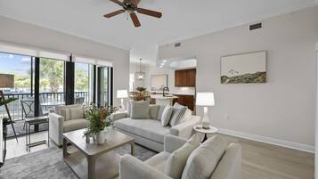 Smart TV, tavolo da calcetto, tavolo da ping pong, libri