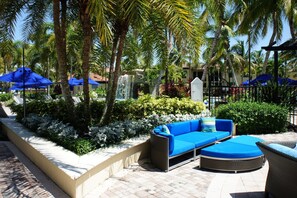 Terrace/patio - 3 Pools, lazy river, walk to 5th ave restaurants! (Naples)