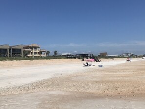 Sulla spiaggia, lettini da mare, teli da spiaggia