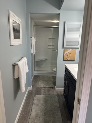 Combined shower/tub, towels