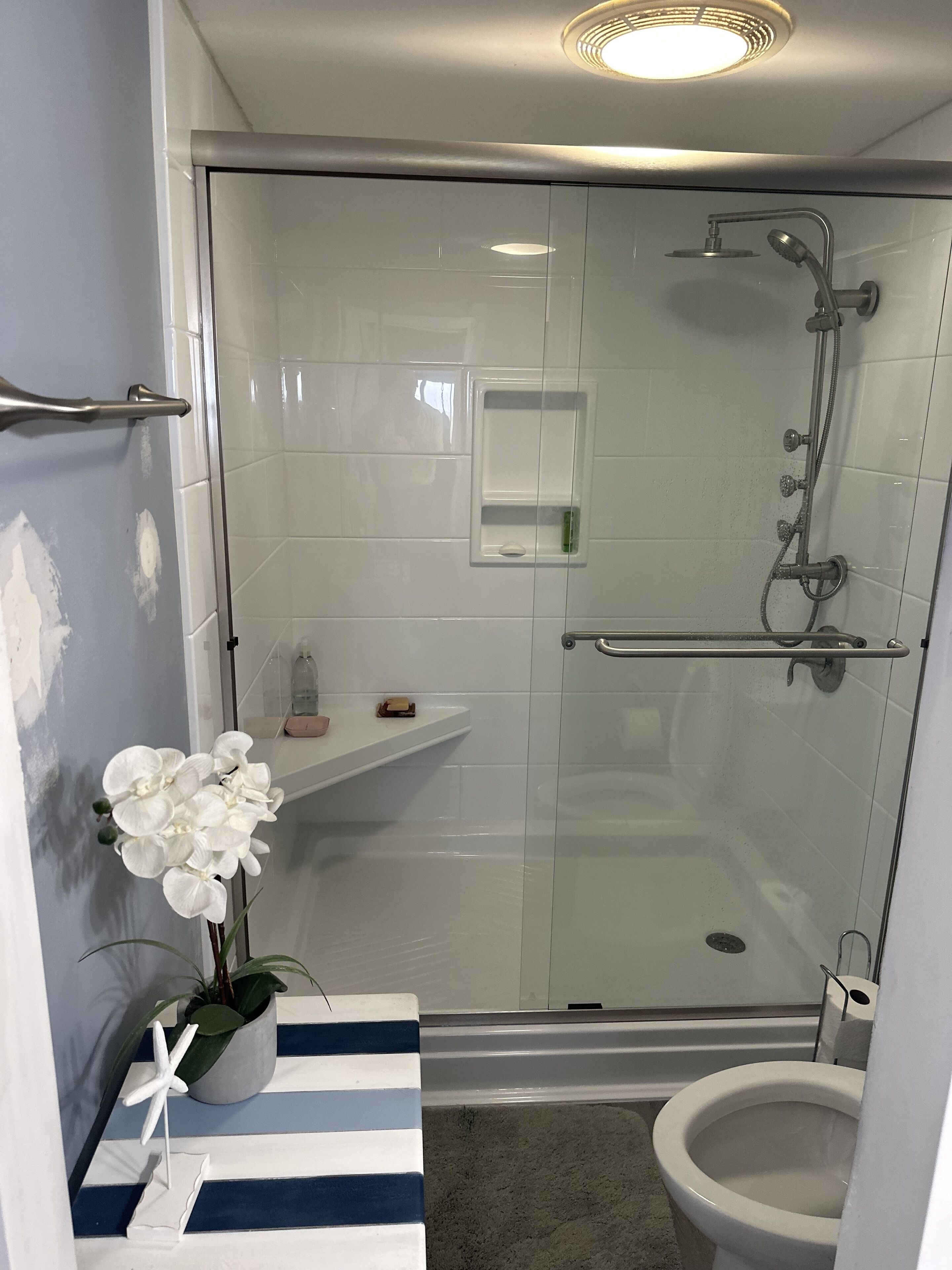 Ensemble douche/baignoire, serviettes fournies
