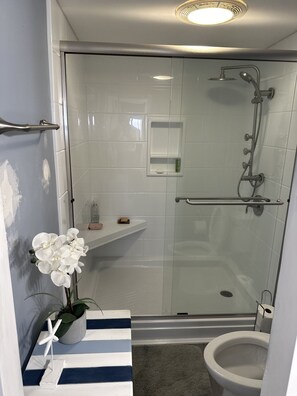 Ducha y bañera combinadas y toallas