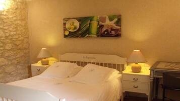 4 bedrooms, iron/ironing board, WiFi, bed sheets