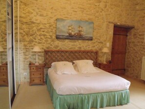 4 bedrooms, iron/ironing board, WiFi, bed sheets - 5-star property, heated pool, tennis, golf, gym, 2.5 acre park (Valence-Sur-Baïse)