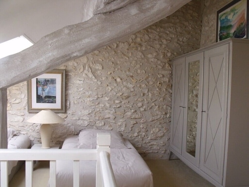 5-star property, heated pool, tennis, golf, gym, 2.5 acre park