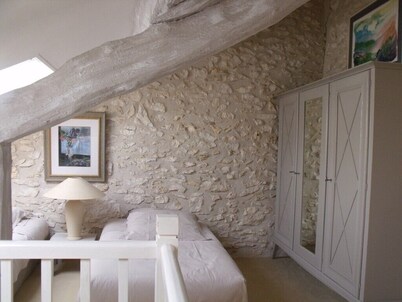 5-star property, heated pool, tennis, golf, gym, 2.5 acre park