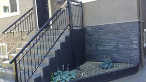 Un escalier avec une rampe en métal noir menant à une porte portant le numéro 2630.