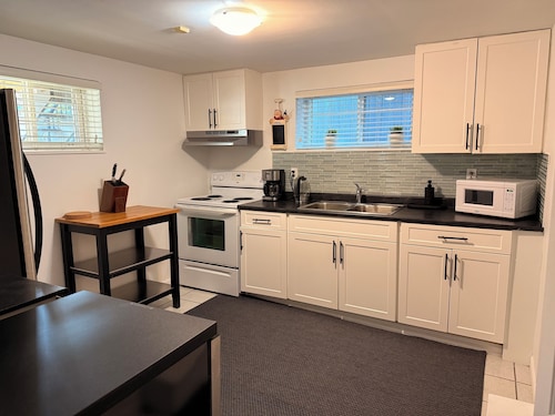 East Van Suite - 15 min walk to Commercial dr.-10 min drive to DT Van