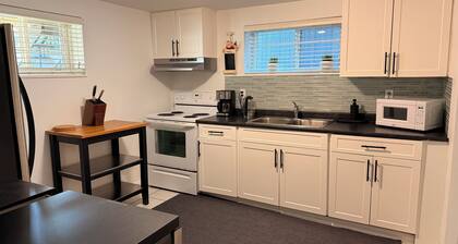 East Van Suite - 15 min walk to Commercial dr.-10 min drive to DT Van