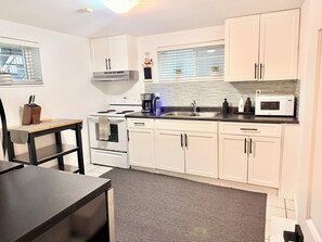 Réfrigérateur, micro-ondes, four, plaque de cuisson