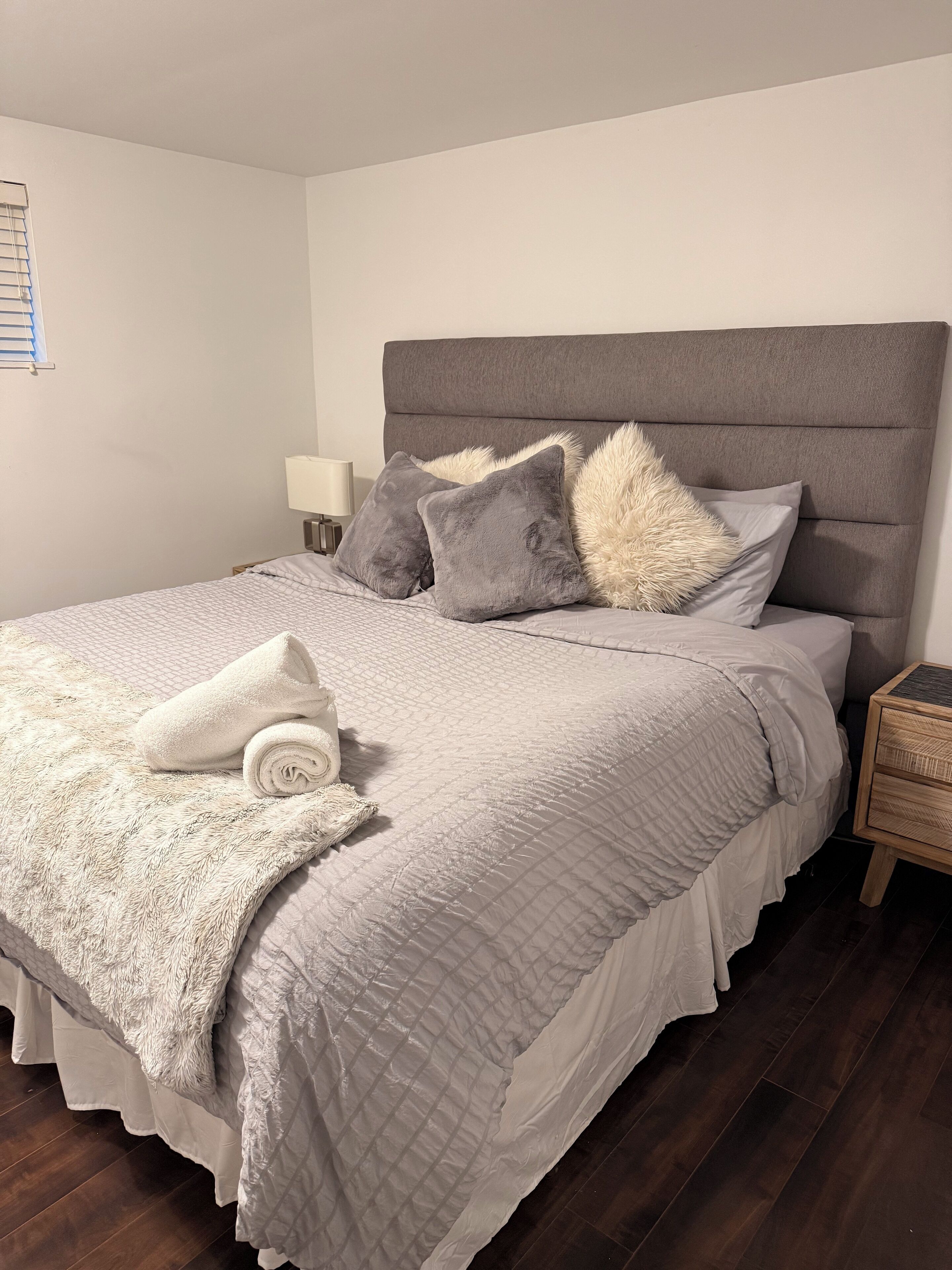 2 bedrooms, desk, iron/ironing board, travel crib