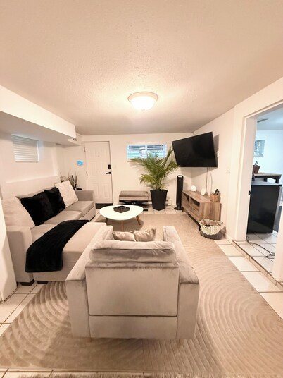 Spacious 2BR Suite Near Downtown