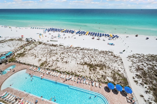 9th Floor Beachfront at Pelican, Stunning Ocean Views, 3 Pools, Beach Chairs