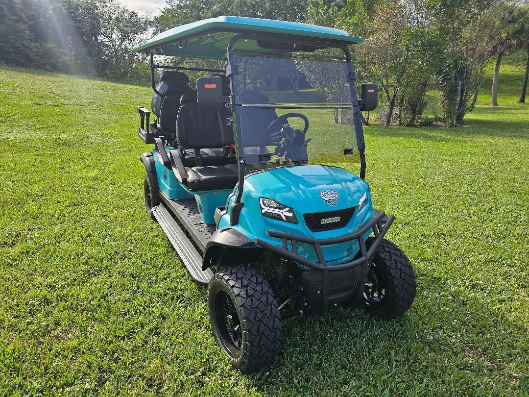 Un golf cart parcheggiato su un prato.