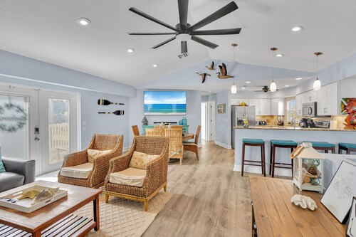 1 BLOCK FROM BEACH - VAN/GOLF CART ALSO AVAILABLE FOR RENT! POOL/HOT TUB/ARCADE!