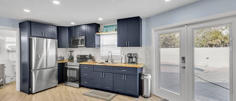 Een koelkast, een microgolfoven, een oven, een kookplaat