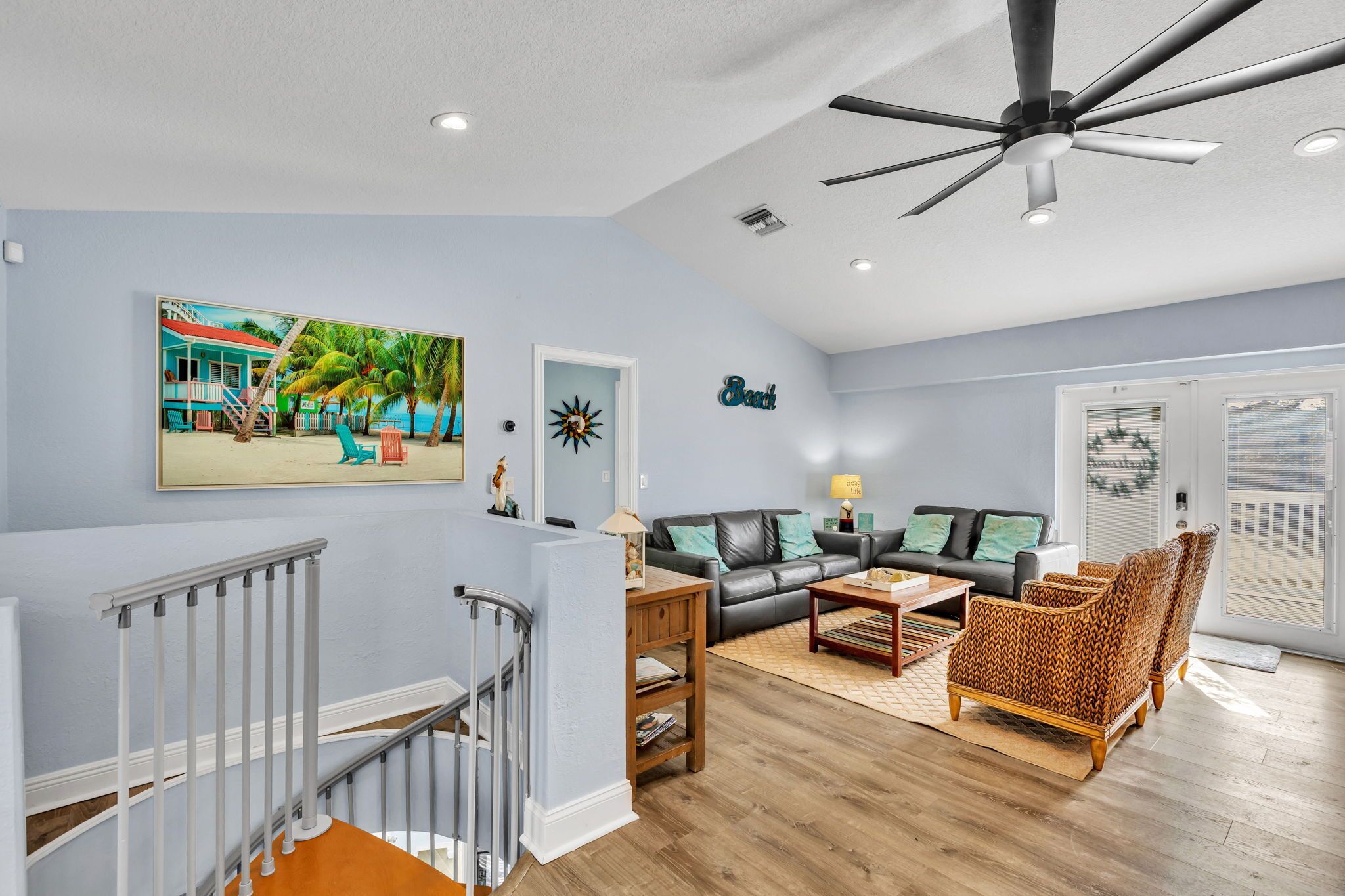 Älytelevisio, videopelejä, DVD-soitin, kirjoja