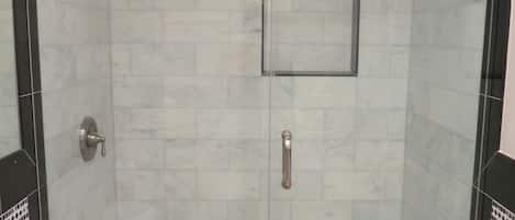 Douche, sĂšche-cheveux, serviettes fournies, shampoing