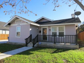 Exterior - A house in the historic bishop's art district (Dallas)