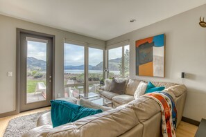 Älytelevisio, DVD-soitin, pöytätennispöytä, kirjoja