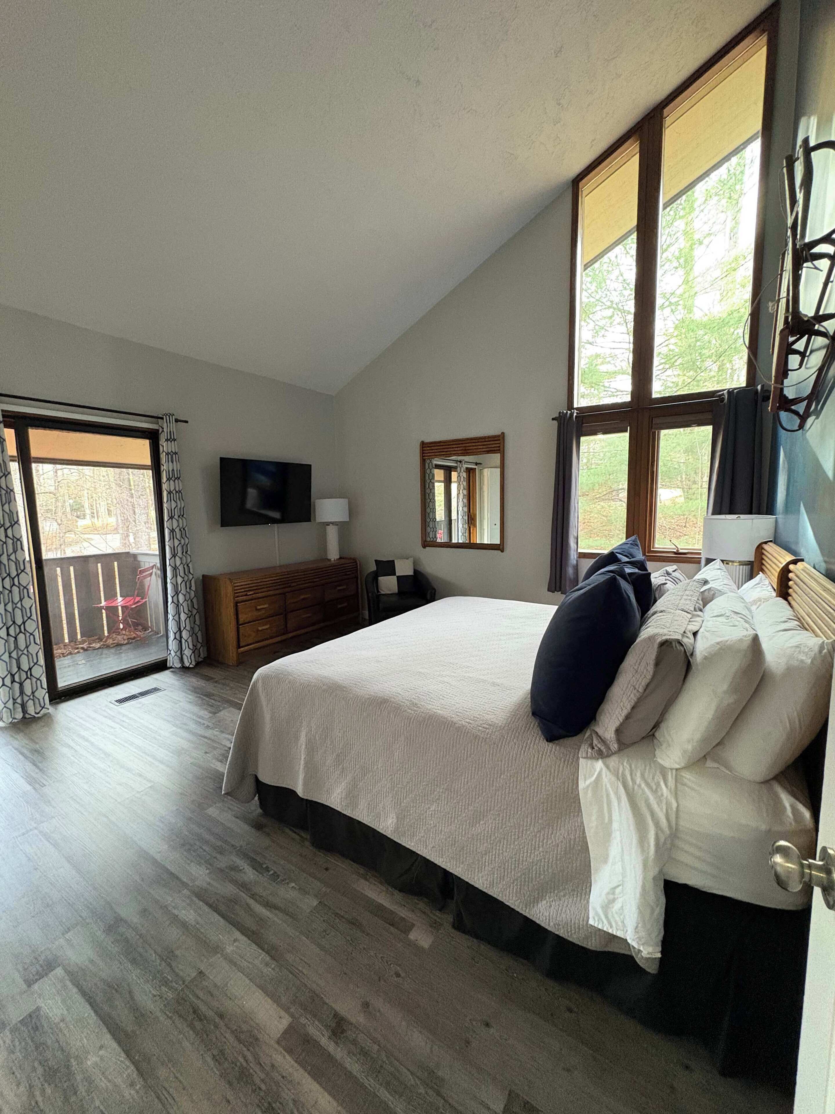 4 habitaciones, tabla de planchar con plancha, wifi y ropa de cama 