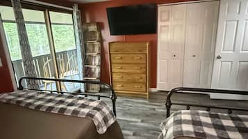 4 bedrooms, iron/ironing board, WiFi, bed sheets