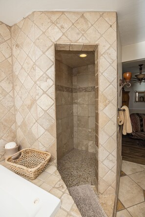 Combined shower/tub, jetted tub, hair dryer, towels