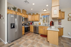 Fridge, microwave, oven, stovetop - Quaint Cabin With Spectacular Views Of The Granite Dells, Great Hiking/Kayaking! (Prescott)