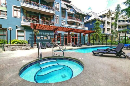 Village Modernist Studio - Hottub & Pool