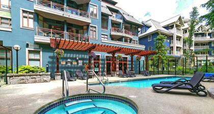 Village Modernist Studio - Hottub & Pool