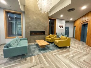 Interior - Village Modernist Studio - Hottub & Pool (Whistler)