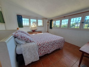 4 bedrooms, desk, iron/ironing board, free WiFi