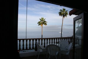 Outdoor dining - HAMCOVE BestBldg Best View/OCEANFRONT/ GOLFCART/ SMART TV A/C,25 yards to ocean! (Avalon)